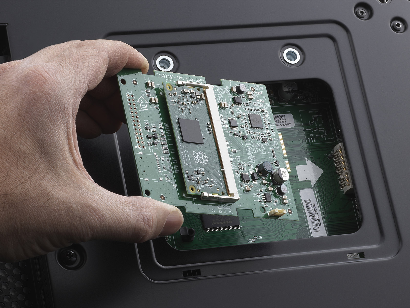 RaspberryPi_BoardWHand_HR